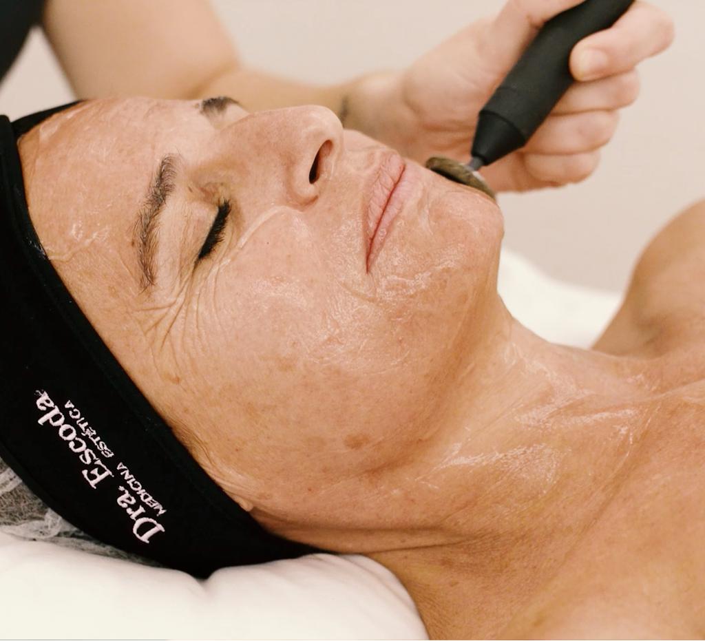 Gold Facial, facial treatment to deeply rehydrate the three layers of the skin